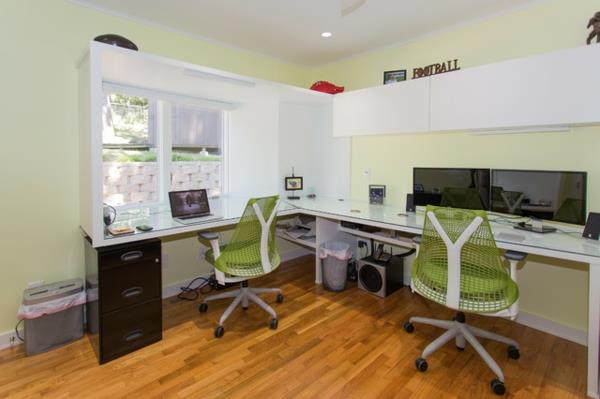 עיצוב משרד ביתי לשני אנשים חלל עבודה כיסאות שולחנות משרדיים