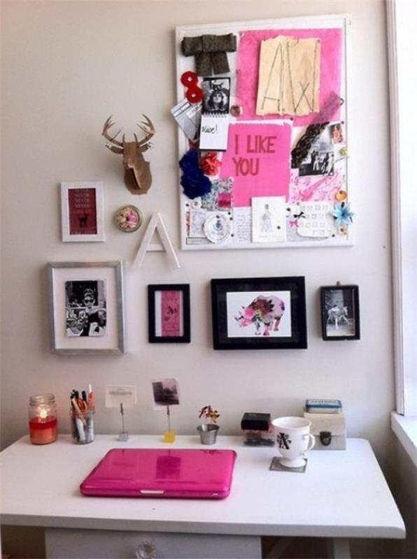 משרד ביתי במראה נשי, תמונות ורישומים תלויים על הקיר כהשראה