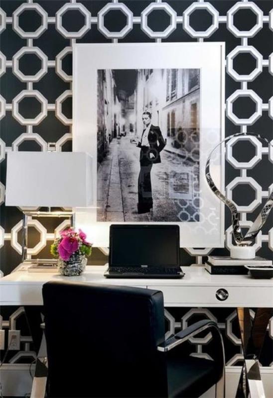 משרד ביתי מעוצב במראה נשי בשחור לבן בתוספת אלמנטים רומנטיים