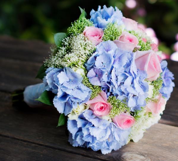 הידראנגאה לפריחה מביאה הפתעה זר מסוגנן עם הידראנגאה כחולה וורדים ורודים