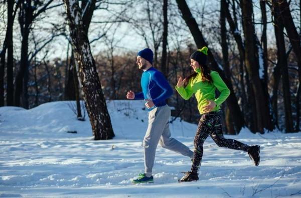 ריצה בשלג בכל מזג אוויר עשו הרבה ספורט טיפים לישון יותר