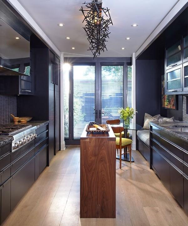 עיצוב מטבח בצבעים כהים עיצוב חדר מודרני הרבה אור טבעי