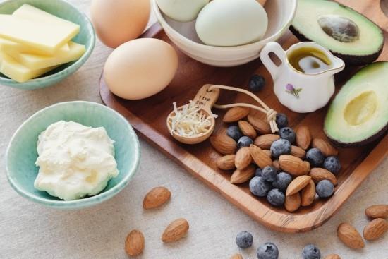 דיאטה קטוגנית שומן דל פחמימות שקדים אוכמניות ביצים
