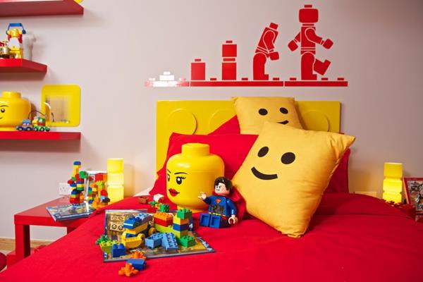 הגדר חדר ילדים בסגנון לגו אדום צהוב