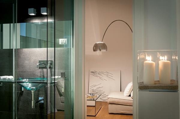 ארכיטקטורה קלאסית ומנורת קשת מודרנית בעיצוב מלון