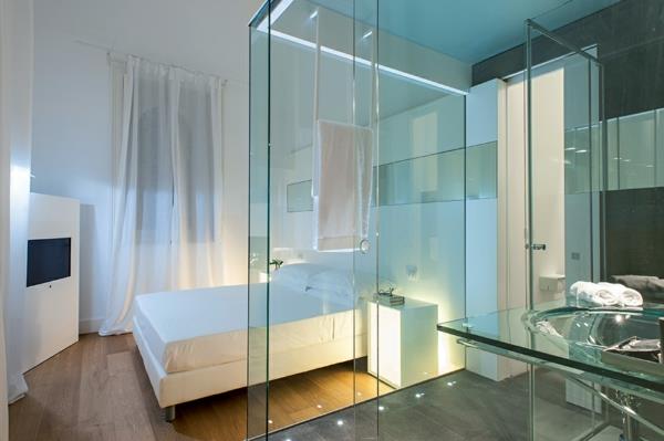 ארכיטקטורה קלאסית וקירות זכוכית מודרניים בעיצוב מלון בחדר האמבטיה