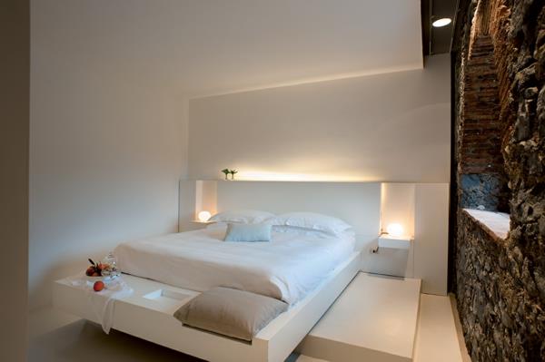 ארכיטקטורה קלאסית וחדר שינה מודרני בעיצוב מלון לבן