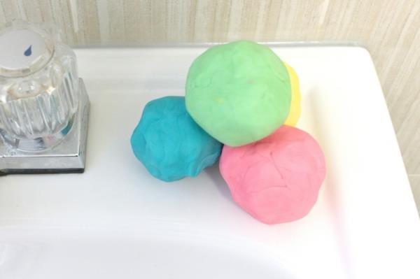 הכינו בעצמכם סבון דוגמנות מתכון לשטיפת כדורים בצבע חימר