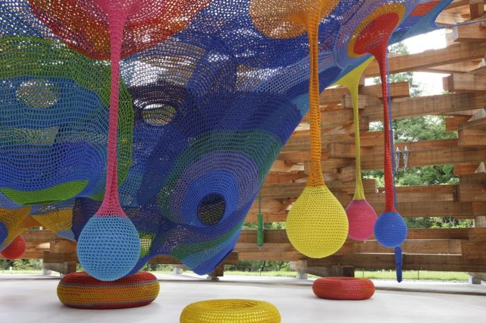 האמן Toshiko Horiuchi מק אדם משחקייה לילדים עשוי סריגים צבעוניים