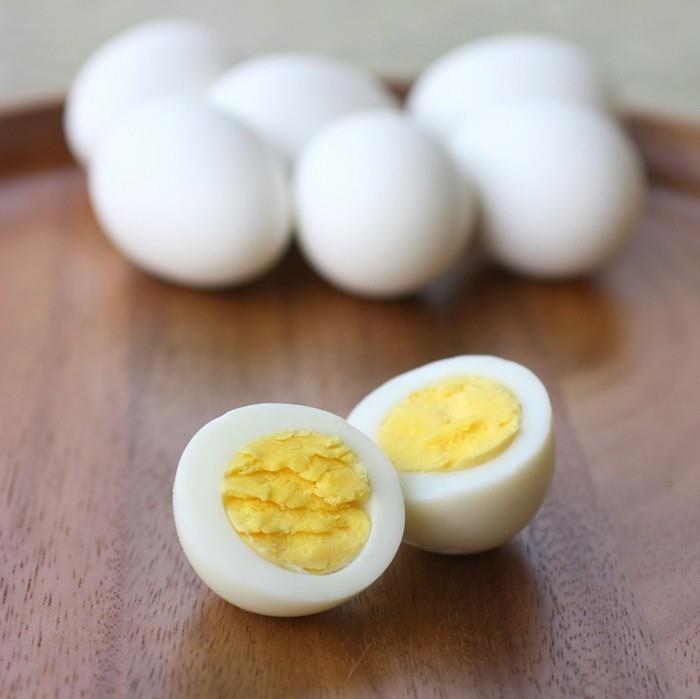 לאכול מזון דל פחמימות ביצים מבושלות בריא
