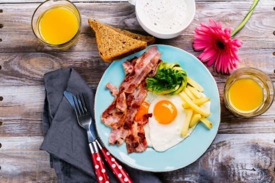ארוחת בוקר קונטיננטלית דיאטה קטוגנית ביצים מטוגנות בייקון מיץ תפוזים