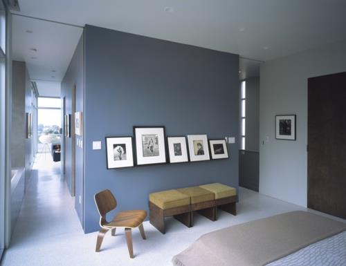 גלריה לאמנות עם מסגרת תמונה על שרפרף הקיר שחור לבן