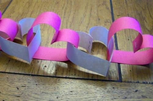 קישוט מסיבת DIY קל עשוי לבבות נייר ורוד סגול