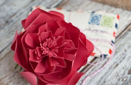 קישוט מסיבת DIY קל עשוי נייר אוריגמי פרח אדום