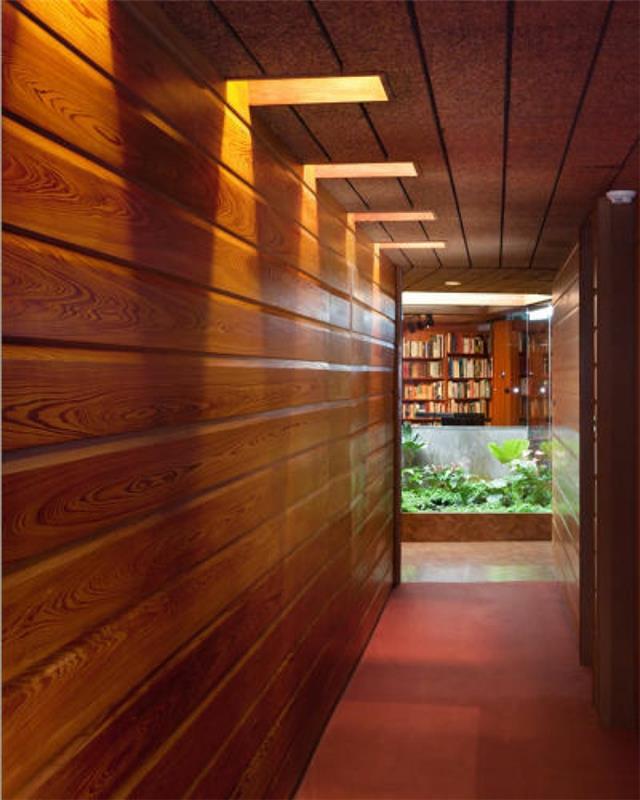 פחות מאפס סרט אדריכלי סילברטופ בית ריהוט עץ במסדרון של ג'ון לאוטנר