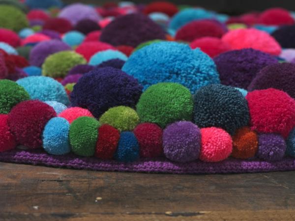 שטיחי מעצב פונפוניסל של MYK בובלים צבעוניים