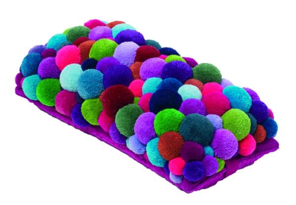 שטיחי מעצבים וכריות פונפוניסלים של MYK צבעוניים