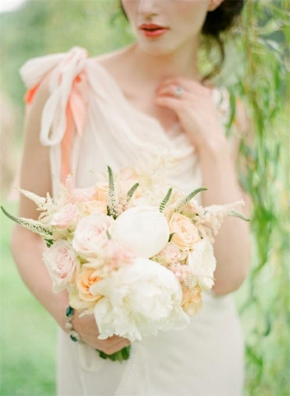קישוט לחתונה בשמלה בצבע שמנת ואפרסק