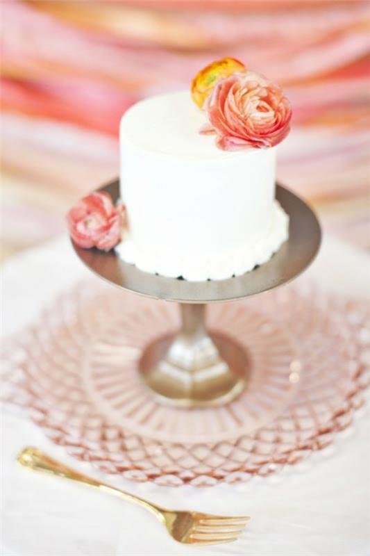 קישוט החתונה שלי עוגה בצבע שמנת ואפרסק