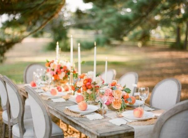 כיסאות נרות שולחן אוכל עיטור חתונה בצבעי שמנת ואפרסק