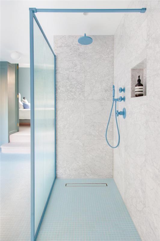 חדר אמבטיה מודרני בסגנון מגורים באמצע המאה בברז כחול מקיר זכוכית קיר אפור ותכלת
