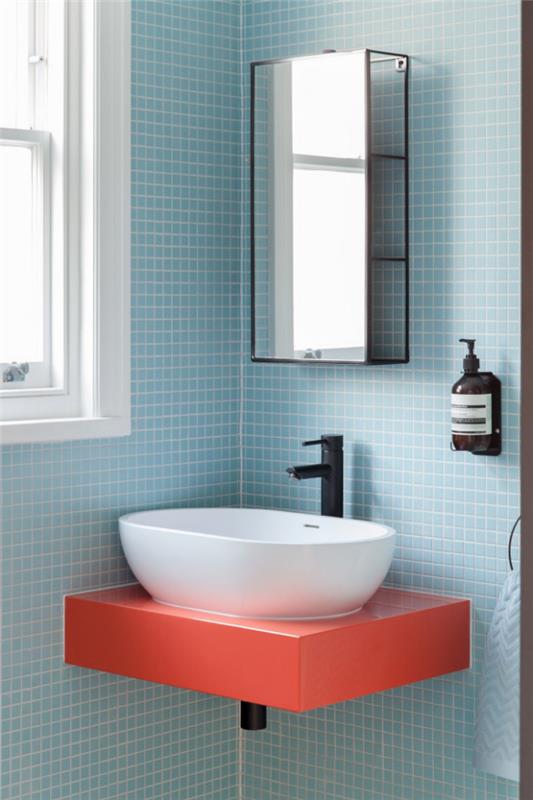 חדר אמבטיה אירוח מודרני באמצע המאה בסגנון אורח באותו צבע לוח תינוקות אריחים כחולים יהלומים אלמוגים ולבן