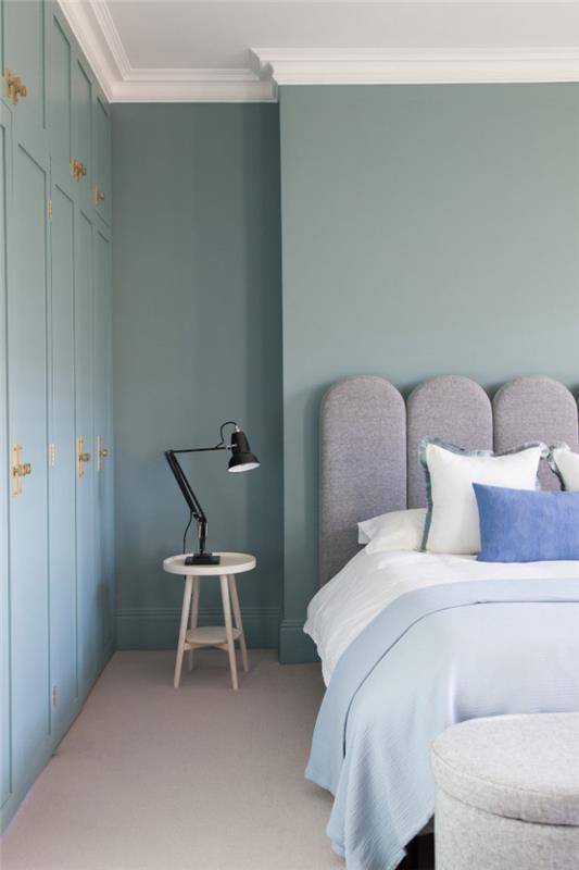 אמצע המאה המודרנית חדר השינה בסגנון מגורים אפור כחול שולטים במצעים