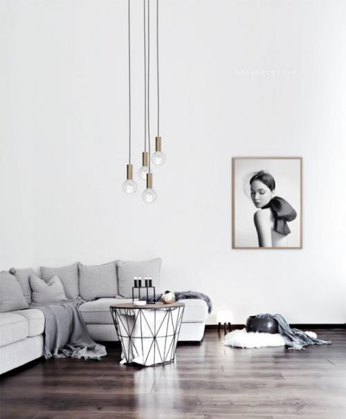 מינימליזם בסלון פינת הספה נרות שולחן קטנים מנורות תלויות ציור קיר רוגע ופשטות