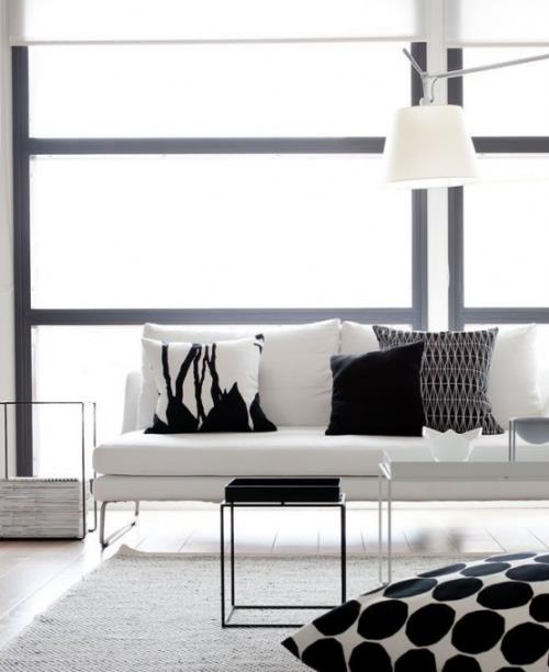 מינימליזם בסגנון הצבעים בסלון בכריות נוי לבנות ואפור בהיר בשחור ולבן עם דוגמה פשוטה