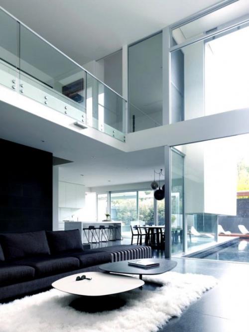 מינימליזם בסלון בשתי קומות, חללים פתוחים, עיצוב פשוט, קווים ברורים