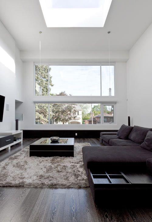 מינימליזם בסלון עיצוב מושלם שטיח ספה פינתית כהה קיר טלוויזיה חלון גדול הרבה אור טבעי