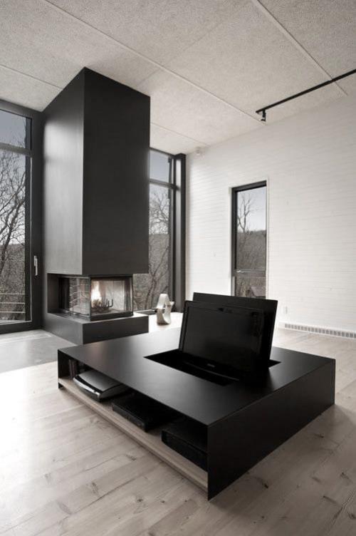 מינימליזם בסלון, עיצוב חדר מושלם, עמוד עם אח ביו, הרבה אור יום, שולחן מדיה כמרכז