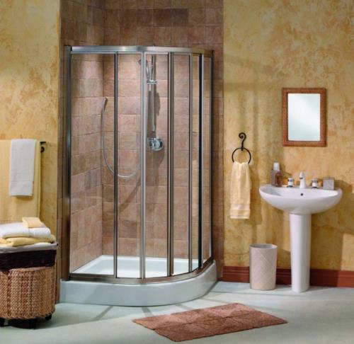 דוכני מקלחת זכוכית יפהפיים בבז 'באופן מסורתי