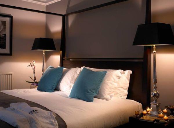 גווני מנורות שחורות מודרניות בשידות מיטה בעיצוב פנים