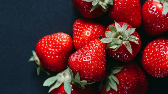 אכילת פירות הרזיה בריאה תותים בריא טעים אך גורם לנפיחות