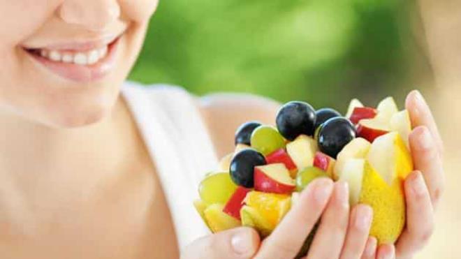 לאכול פירות בריא לרדת במשקל עדיף לאכול קליפת פירות בבוקר תפוחים קצוצים, אוכמניות, ענבים