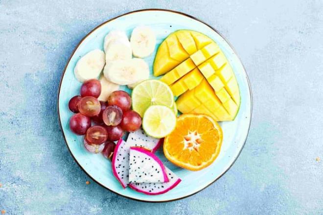 לאכול פירות לרדת במשקל בריא בערב להימנע מפירות על צלחת אננס תפוזים ענבים פרוסים בננה