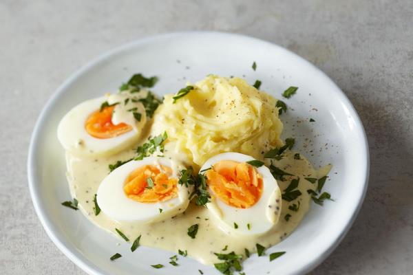 ביצי פסחא משתמשות בביצים ברוטב חרדל עם פירה