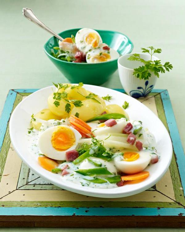 ביצי פסחא משתמשות במנה הססית קלאסית ביצים ברוטב ירוק עם תפוחי אדמה מעילים