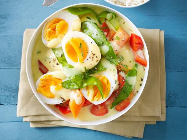 ביצי פסחא מנצלות ראגו ביצים צמחוניות עם פלפלים אפונה ירוקה ירקות מאודים