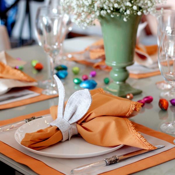 קישוטי שולחן חג הפסחא - מפיות יפות בכתום