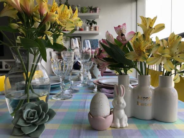 קישוטי שולחן חג הפסחא - הרבה פרחים יפים