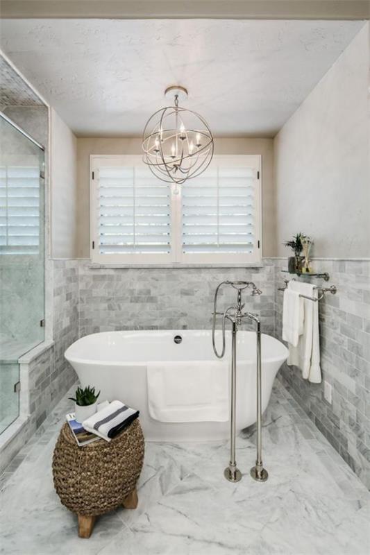 תאורה תאורה בחדר אמבטיה בעיצוב מנורת תלייה באמבט קיר מאבן שיש אפורה