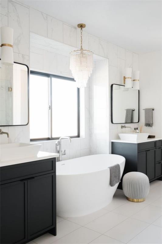 האור הנכון בחדר האמבטיה, חדר אמבטיה מינימליסטי בשחור ולבן, מגע מפואר עם נברשת קריסטל, אמבטיה לבנה.