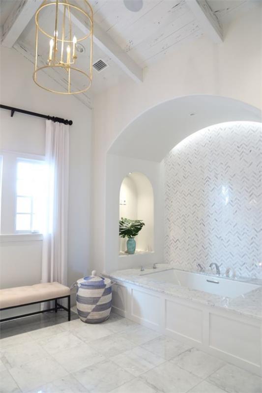 האור הנכון בחדר האמבטיה מודרני ומואר מאוד תאורה מובנית, אמבטיה, חלון, אור טבעי