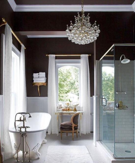 אור תואם בחדר האמבטיה הרבה אור טבעי בהיר וניגודיות מזמינה בשחור לבן