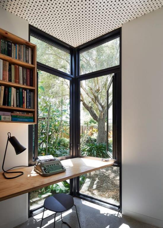 שימוש חכם בחלל בחלון הפינתי שולחן ליד החלון הקמת משרד ביתי קטן הרבה אור יום תהנה מהירוק בגינה