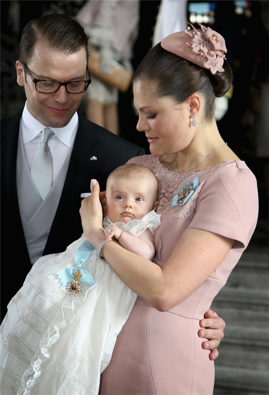 הנסיכה ויקטוריה משוודיה והבת הנסיכה אסטל