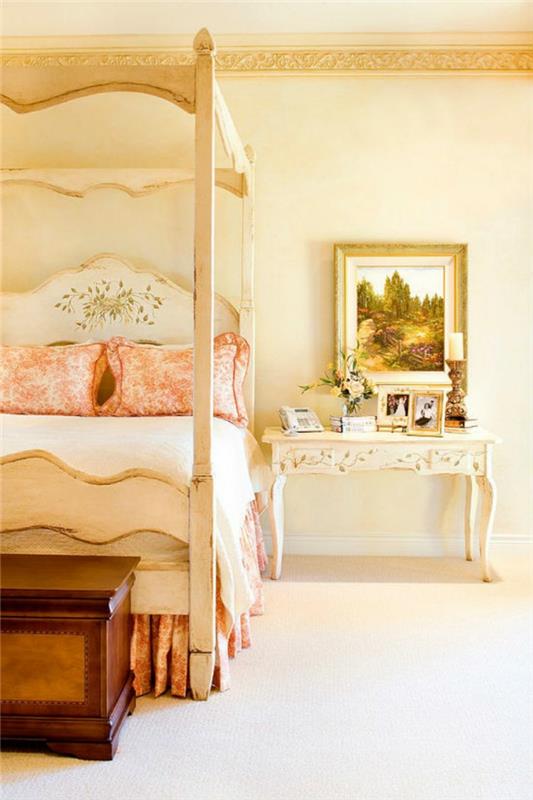 חדר שינה עם מיטת אפיריון בריהוט עתיק בסגנון ויקטוריאני