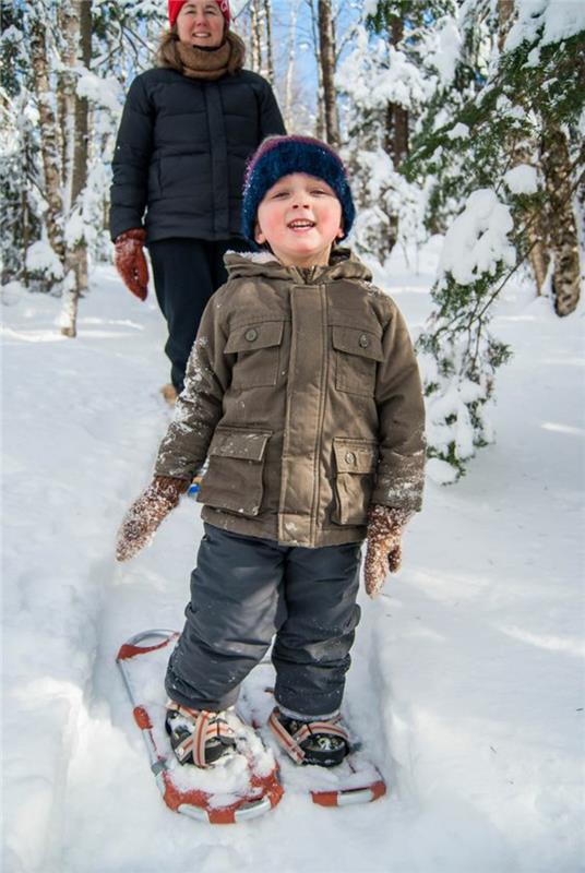 נעלי שלג ילדים מטיילים בחופשת החורף שלג